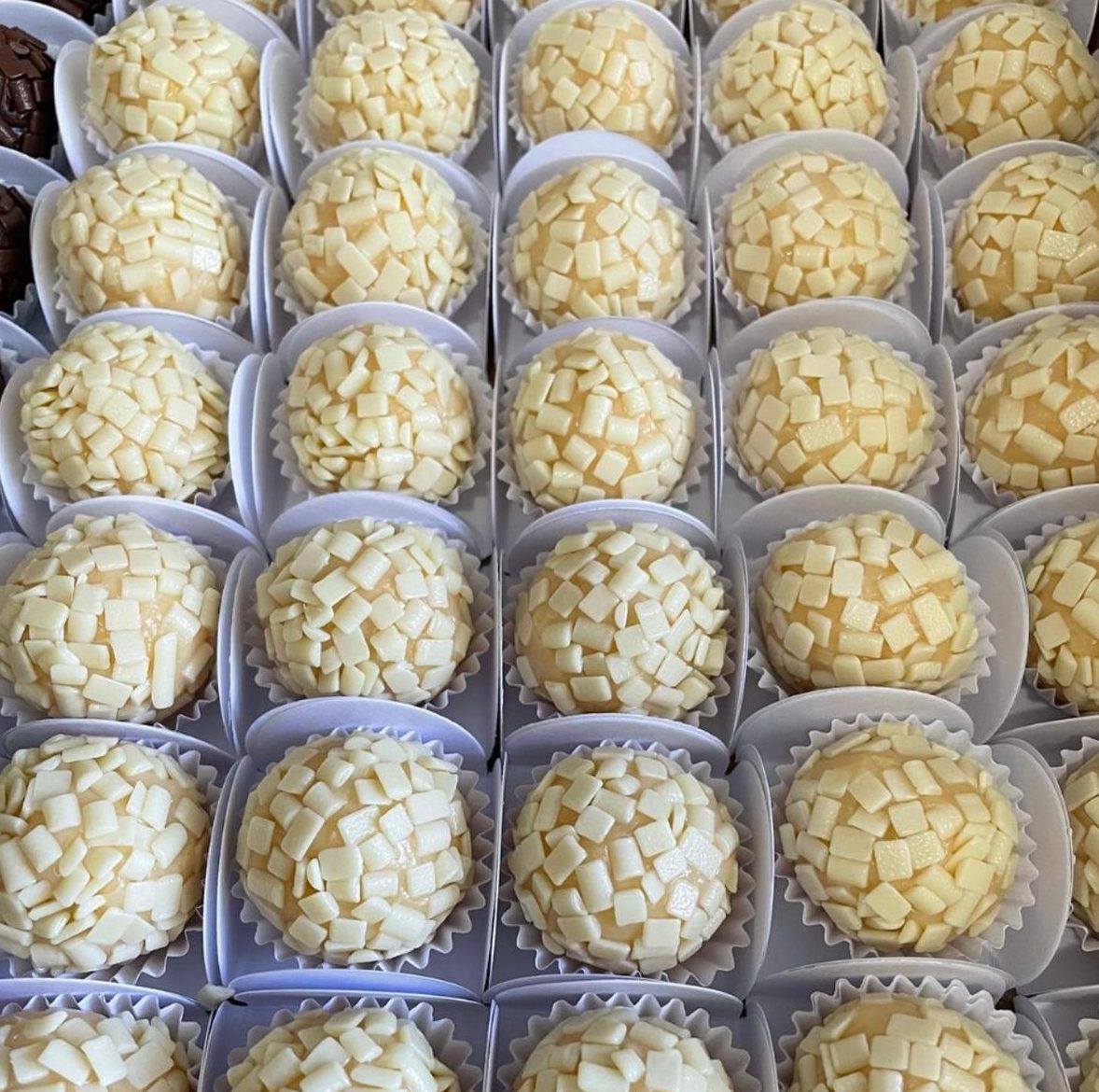 Brigadeiros brancos com lascas de chocolate branco