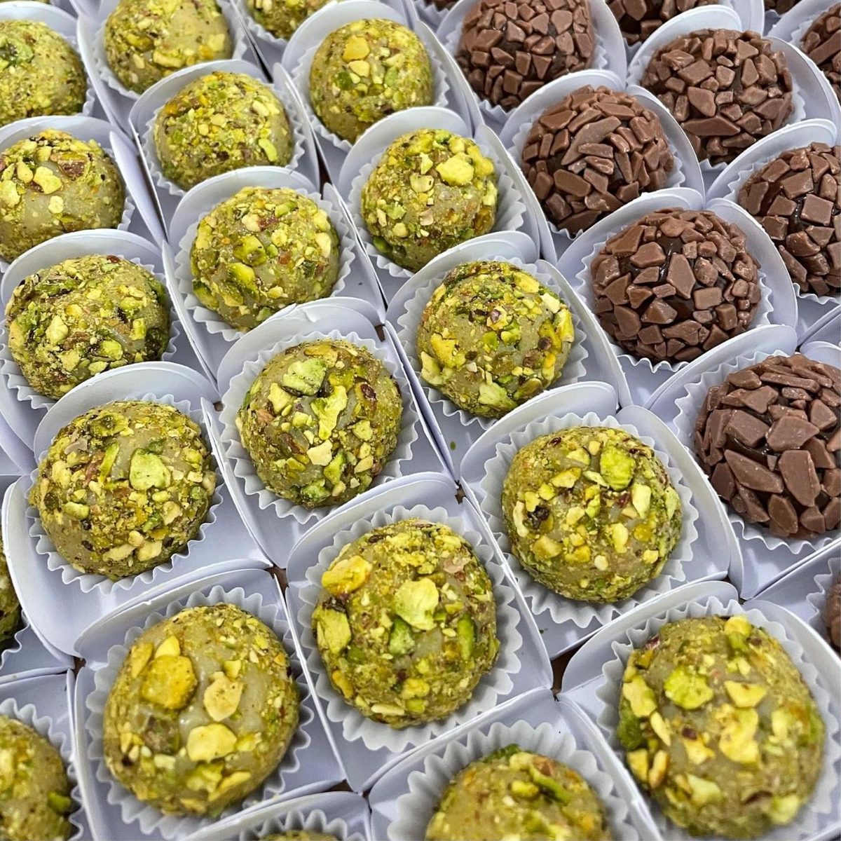 Brigadeiros de pistache cobertos com pistache picado