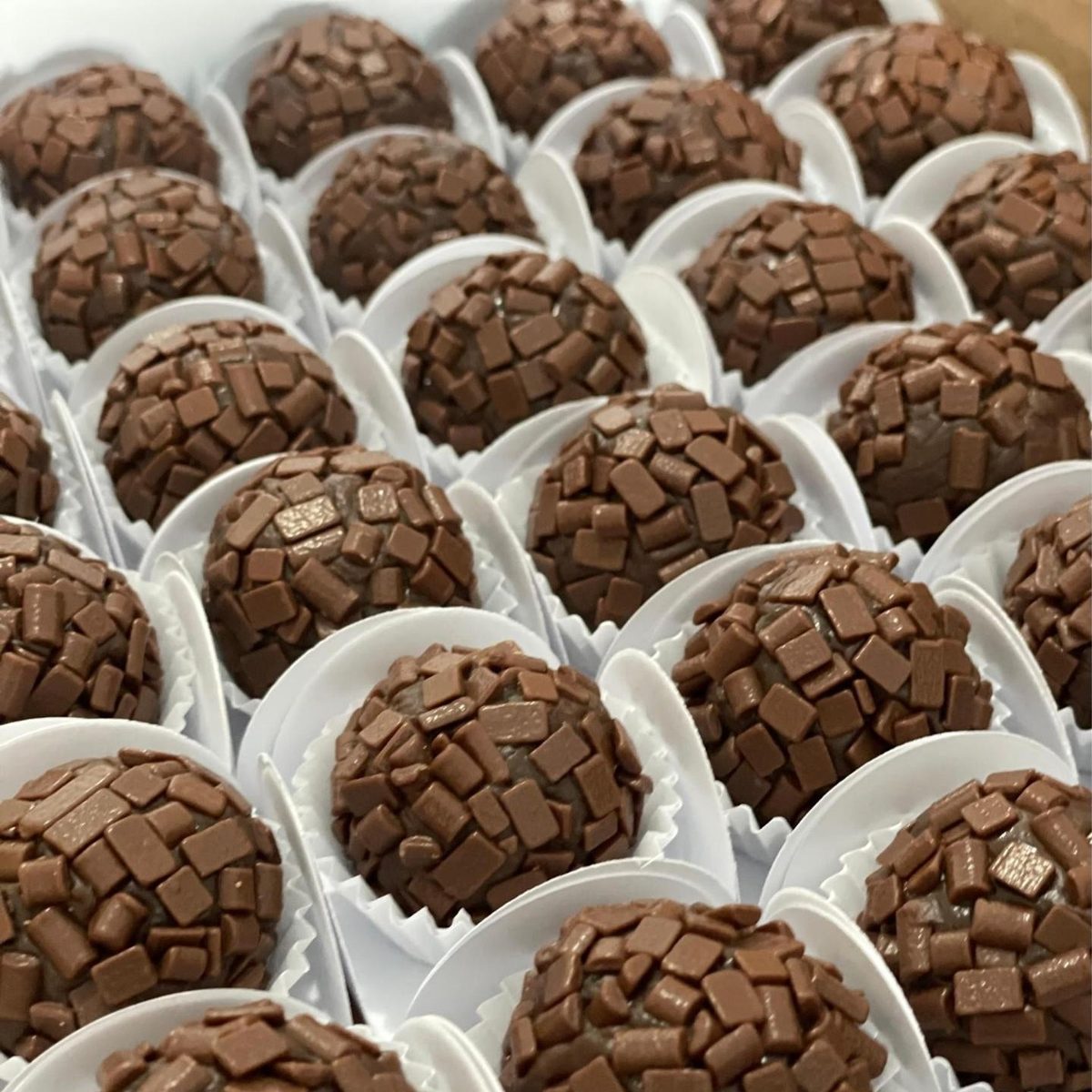 Brigadeiros tradicionais com placas de chocolate